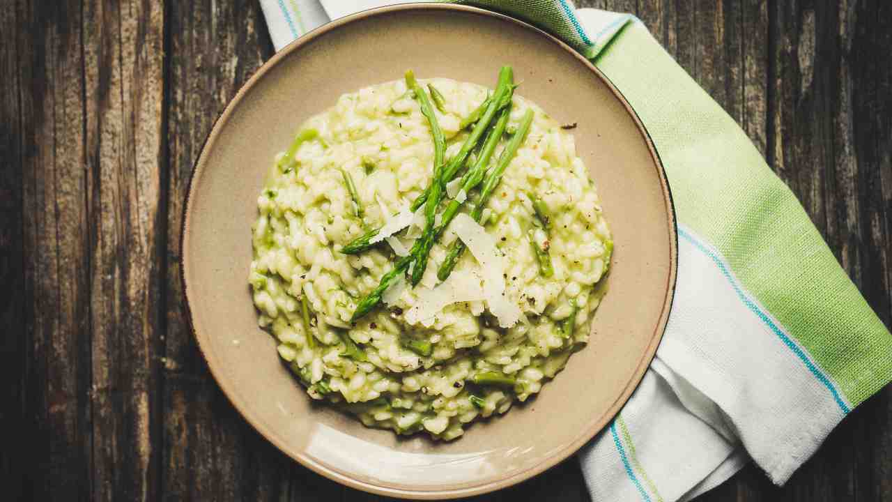 Il risotto agli asparagi è un piatto con origini antichissime. - Improntaunika.it